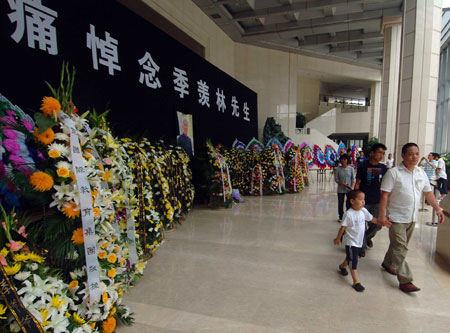 People mourn for renowned Chinese scholar Ji Xianlin in a mourning hall at Peking University in Beijing on July 12, 2009.