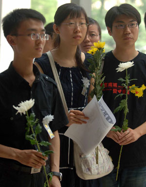 Students mourn for renowned Chinese scholar Ji Xianlin in a mourning hall set up at Peking University in Beijing on July 12, 2009.