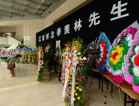 People mourn for renowned Chinese scholar Ji Xianlin at Peking University in Beijing on July 12, 2009. Ji died of illness in Beijing Saturday at the age of 98. 