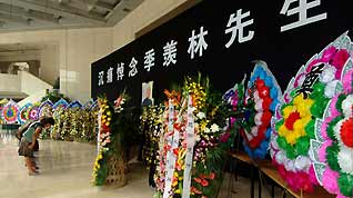 People mourn for renowned Chinese scholar Ji Xianlin at Peking University in Beijing on July 12, 2009. Ji died of illness in Beijing Saturday at the age of 98.