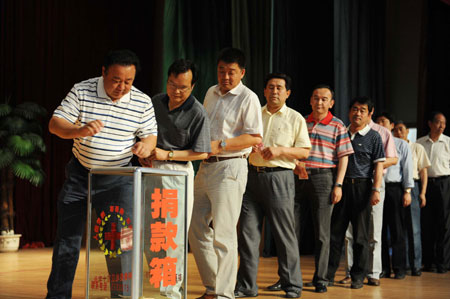 Local officials donate money for victims in the Urumqi riot in Altay, northwest China's Xinjiang Uygur Autonomous Region, on July 12, 2009.