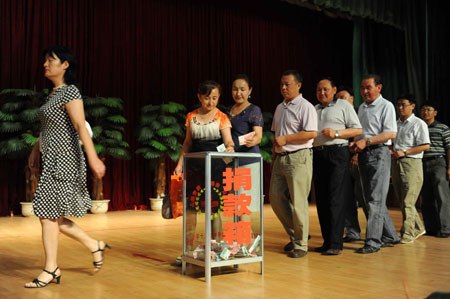 Local officials donate money for victims in the Urumqi riot in Altay, northwest China's Xinjiang Uygur Autonomous Region, on July 12, 2009. 