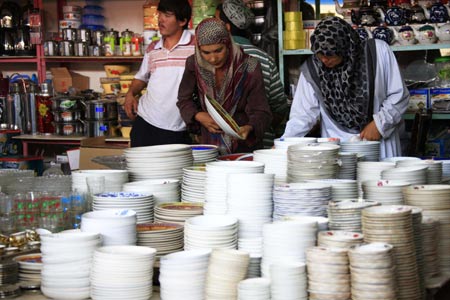 Citizens choose porcelains in Kashgar city, northwest China's Xinjiang Uygur Autonomous Region, on July 12, 2009. Businesses have recovered and prices have fallen to normal level in the city.