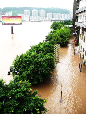 Photo taken on July 12, 2009 shows the flooded streets and houses beside Tongzhou Bridge in Dazhou City, southwest China&apos;s Sichuan Province.