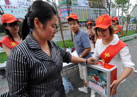 A local resident donates money for victims in the Urumqi riot in Urumqi, capital of northwest China's Xinjiang Uygur Autonomous Region, on July 13, 2009. Lots of people from all walks of life have donated for victims in the Urumqi riot.