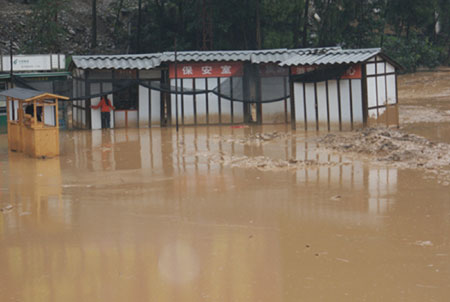 The movable houses at the Donghekou Earthquake Relics Park are flooded in Qingchuan County, southwest China's Sichuan Province, on July 15, 2009. Heavy rains that began on Tuesday have killed one people and caused the ohter missing in Qingchuan County.