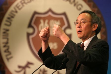 United States Energy Secretary Steven Chu gives a speech on energy and climate at Tianjin University in Tianjin, north China, July 17, 2009. (Xinhua/Li Xiang)