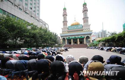 The prayer ceremony started on Friday afternoon as usual. Over two hundred people took part in the ceremony at this mosque in Urumqi.