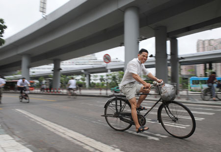 A person rides his bicycle against the wind in Guangzhou, south China's Guangdong Province, on July 19, 2009. Typhoon Molave, the 6th tropical storm this year which became typhoon, landed at Nanao town in Shenzhen City of Guangdong Province at 0:50 AM on Sunday. 