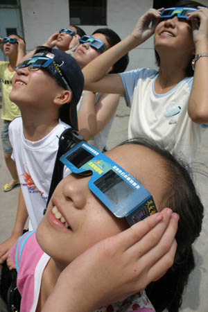 Children simulate to view solar eclipse with goggles as a preparation for the coming one on July 22, in north China's Tianjin, on July 19, 2009. 