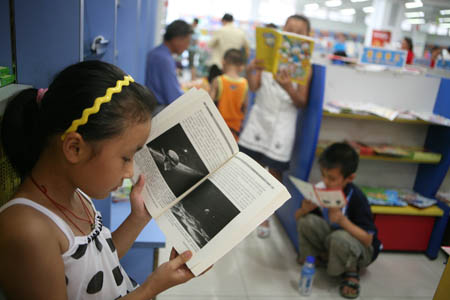 A girl reads a book on astronomy to prepare for the coming solar eclipse on July 22, in a book store in Taizhou, east China's Jiangsu Province, on July 19, 2009. A total solar eclipse will be seen on July 22 in the area along the Yangtze River in central China, while a partial solar eclipse could be seen in Beijing, capital of China, and Tianjin.