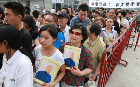 People mourn during the farewell ceremony of renowned Chinese scholar Ji Xianlin in Beijing, China, on July 19, 2009.