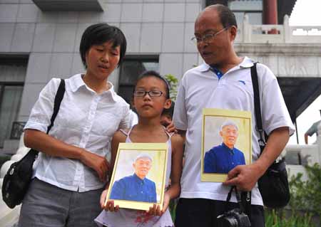 Sun Luning (C) attends the farewell ceremony of renowned Chinese scholar Ji Xianlin with his parents in Beijing, China, on July 19, 2009. The funeral of Ji Xianlin was held in Bejing on Sunday. Ji Xianlin died of illness at the age of 98 in Beijing on July 11, 2009. He was a well-known linguist, translator and researcher on Indian literature and history.