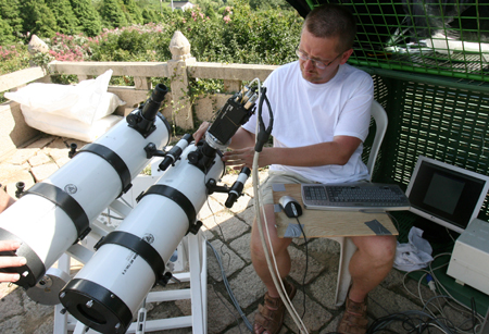 An astronomer from Poland tests his astronomical telescope in the Shangfangshan Forest Park in Suzhou, east China&apos;s Jiangsu Province, on July 20, 2009.