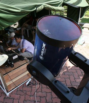 Astronomers with the Chinese Academy of Sciences Purple Mountain Observatory test their astronomical telescope in the Shangfangshan Forest Park in Suzhou, east China&apos;s Jiangsu Province, on July 20, 2009.