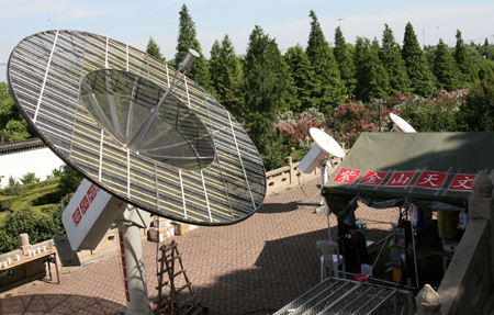 The photo taken on July 20, 2009 shows the solar eclipse observation instruments being put in place by astronomers with the Chinese Academy of Sciences Purple Mountain Observatory in the Shangfangshan Forest Park in Suzhou, east China&apos;s Jiangsu Province.