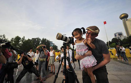 Astrophiles in Wuhan city, Central China's Hubei Province, get ready for observing the solar eclipse on July 22, 2009. A total solar eclipse will be seen on July 22 in the area along the Yangtze River in central China, while a partial solar eclipse could be seen in Beijing, capital of China, and Tianjin.