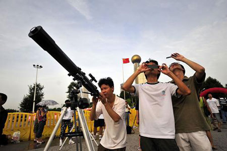 Astrophiles in Wuhan city, Central China's Hubei Province, get ready for observing the solar eclipse on July 22, 2009. A total solar eclipse will be seen on July 22 in the area along the Yangtze River in central China, while a partial solar eclipse could be seen in Beijing, capital of China, and Tianjin.