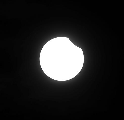 Solar eclipse is seen in Yinchuan, capital of northwest China&apos;s Ningxia Hui Autonomous Region, on July 22, 2009. 