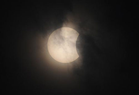 Solar eclipse is seen in Chonglong Pavilion of Erlong Mountain in Zizhong county, southwest China's Sichuan Province, on July 22, 2009. 