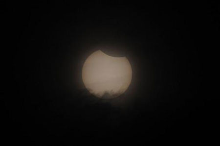 Solar eclipse is seen in Chonglong Pavilion of Erlong Mountain in Zizhong county, southwest China's Sichuan Province, on July 22, 2009.