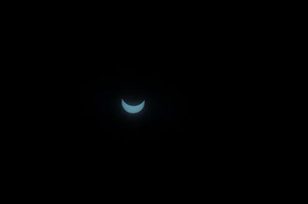 Total solar eclipse is seen in Huxi campus of Chongqing University, southwest China's Chongqing municipality, at 9:16 AM on July 22, 2009. 