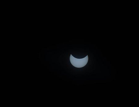 Total solar eclipse is seen in Huxi campus of Chongqing University, southwest China's Chongqing municipality, at 9:16 AM on July 22, 2009.