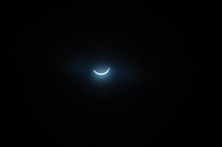 Total solar eclipse is seen in Huxi campus of Chongqing University, southwest China's Chongqing municipality, at 9:16 AM on July 22, 2009.