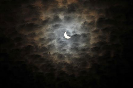 Solar eclipse is seen in Lanzhou, capital of northwest China's Gansu Province, on July 22, 2009.