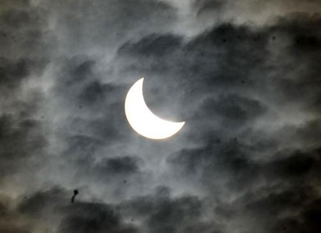 Solar eclipse is seen in Lanzhou, capital of northwest China's Gansu Province, on July 22, 2009.