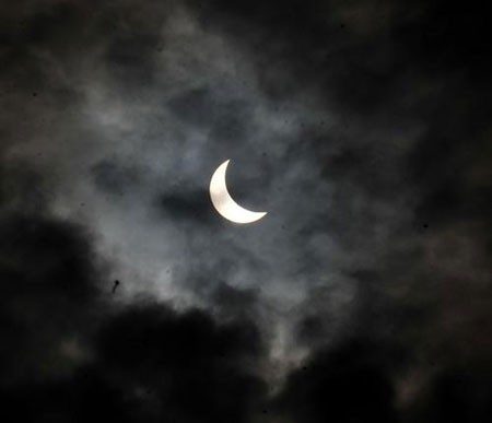 Solar eclipse is seen in Lanzhou, capital of northwest China's Gansu Province, on July 22, 2009.