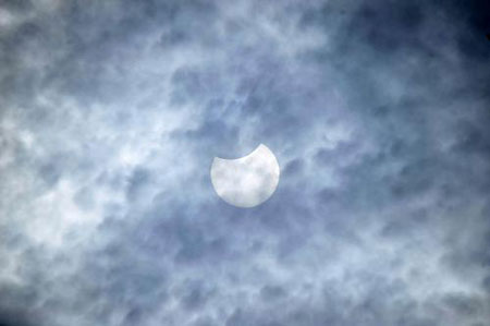 Solar eclipse is seen in Lanzhou, capital of northwest China's Gansu Province, on July 22, 2009.