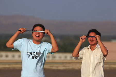 Local citizens witness the solar eclipse in Aksu, northwest China's Xinjiang Uygur Autonomous Region, on July 22, 2009.