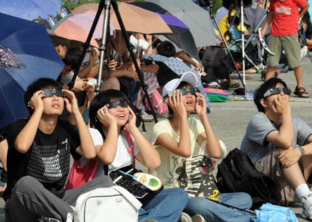 People view solar eclipse in Taipei of southeast China's Taiwan on July 22, 2009.