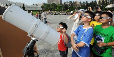 People view solar eclipse in Taipei of southeast China's Taiwan on July 22, 2009.