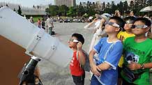 People view solar eclipse in Taipei of southeast China's Taiwan on July 22, 2009.