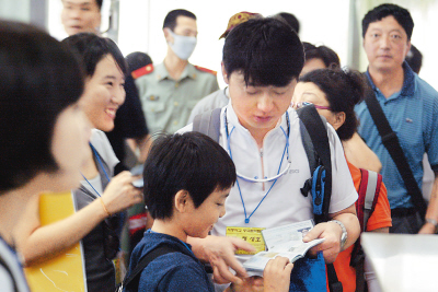 A South Korean family passes through entry formalities in Dandong, Liaoning Province, on July 21, 2009. 