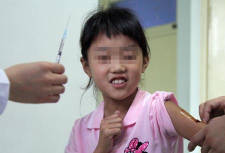 A medical staff injects A/H1N1 influenza vaccine to a volunteer in Beijing, capital of China, July 22, 2009. Sinovac Biotech Co. Ltd. began clinical test on A/H1N1 influenza vaccines Wednesday in Beijing. The volunteers will inoculate the first batch of A/H1N1 influenza vaccines in a week and the research will be completed in September. (Xinhua/Xing Guangli) 