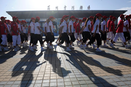 School children walk to aboard an airplane to Russia for a three-week recuperative holiday in Lanzhou, capital of northwest China's Gansu Province, July 23, 2009. A total of 550 students from China's earthquake-hit areas, at the invitation of the Russian government, will start a three-week recreational trip at a Russian children's care center in the coastal city of Vladivostok on July 23.