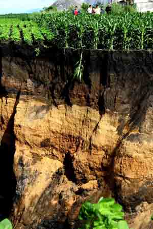 Photo taken on July 23, 2009 shows a cave at the Xinyongfeng Coal Mine where a flooding accident took place in Jixi City, northeast China's Heilongjiang Province. Twenty-three miners were trapped underground after a flooding accident at the coal mine in Jixi city. Rescue work is under way, and preliminary investigation showed heavy rain was to blame for the accident. 