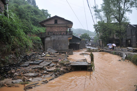A view of a flooded village in Hongjiang county, Huaihua prefecture, central China's Hunan Province on July 25, 2009. Five people died and 10 others were reported missing after heavy rain swept the province from Thursday to Saturday, authorities said. 