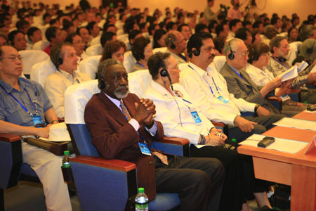 Experts and scholars from over 100 countries and regions attend the 16th congress of the International Union of Anthropological and Ethnological Sciences (IUAES) which opened in Kunming, southwest China's Yunnan Province, on July 27, 2009.