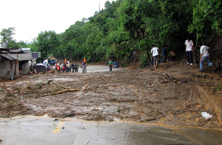 Photo taken on July 27, 2009 shows the provincial road 214 damaged by the mudslide at Miyi County, Panzhihua City, southwest China's Sichuan Province. Twenty-two people are dead and seven missing after torrential rains triggered floods in Miyi County, local authorities said on Monday.