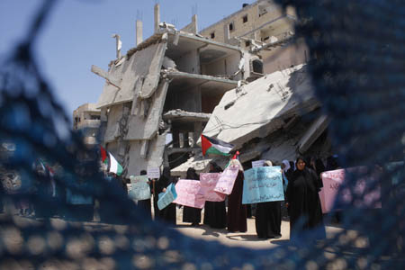 Palestinians attend a protest calling the lifting of the Israeli blockade in Rafah, southern Gaza Strip, on July 29, 2009.