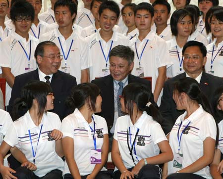 Mongolian Prime Minister Sanjaagiin Bayaer (C) poses with students from the quake-hit Sichuan Province of China at the State Palace in Ulan Bator, Mongolia on July 31, 2009. Mongolian Prime Minister Sanjaagiin Bayaer meets with the students from the quake-hit Sichuan Province who will enjoy their rehabilitation in Ulan Bator, July 31.