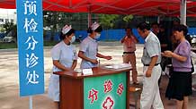 Chinese medics receive a 'patient' of influenza A/H1N1 during a drill for the flu prevention in Xiuning County of Huangshan, in east China's Anhui Province, on Aug.2, 2009.