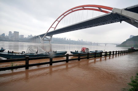 The flood peak of this year&apos;s highest level in the Yangtze River flows past under a bridge in southwest China&apos;s Chongqing Municipality, on August 3, 2009.