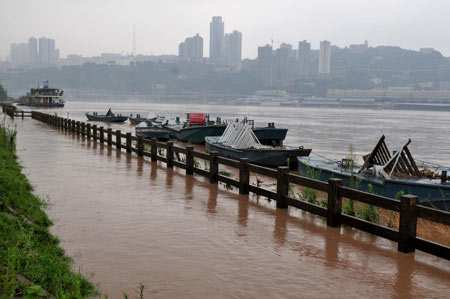 The flood peak of this year&apos;s highest level in the Yangtze River flows past southwest China&apos;s Chongqing Municipality, on August 3, 2009. 