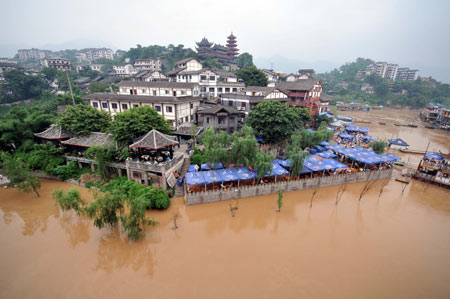 The flood peak of this year&apos;s highest level in the Yangtze River flows past southwest China&apos;s Chongqing Municipality, on August 3, 2009. 