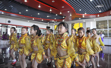 Pupils practices folk dance at the Children's Science Palace in Qingshan District, Baotou City, north China's Inner Mongolia Autonomous Region, on August 2, 2009. Over 7,000 pupils and middle school students from Qingshan District attended the summer classes organized by the Children's Science Palace of Baotou City during the summer vacation.